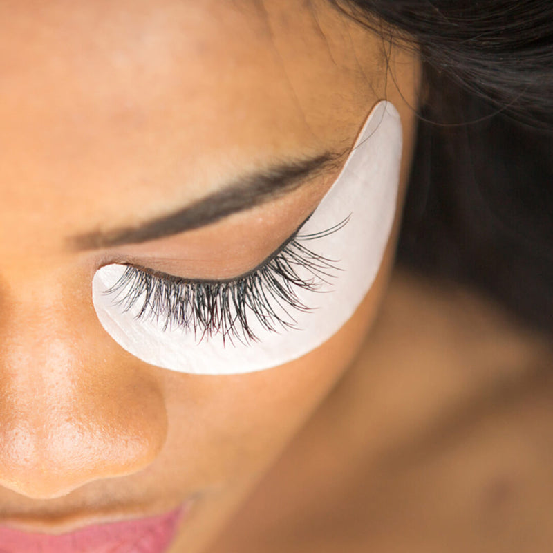 Eyelash Extensions vs. Kunstige Øjenvipper: Hvad du skal vide
